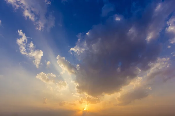 雲の壮大な黄金の夕日 — ストック写真
