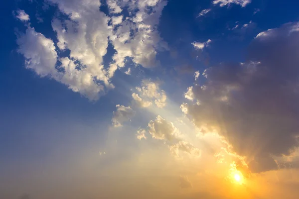 Espetacular pôr do sol dourado com nuvens — Fotografia de Stock