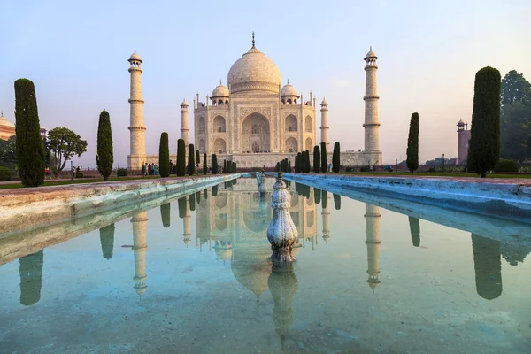 Taj Mahal en la luz del amanecer, Agra, India — Foto de Stock