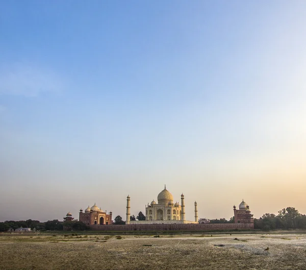 Taj mahal od rzeki yamuna w zachód słońca — Zdjęcie stockowe