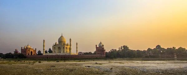 Taj mahal od řeky yamuna, v západu slunce — Stock fotografie