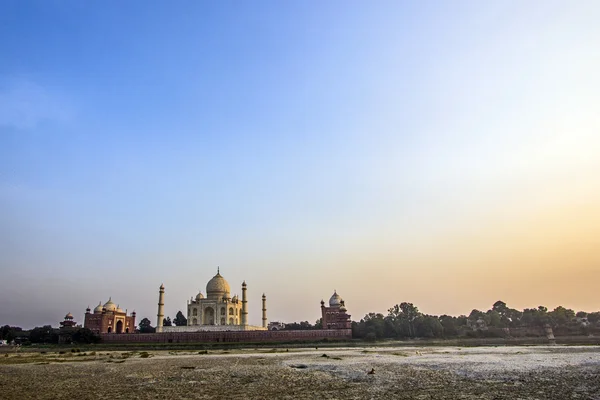 Taj mahal od řeky yamuna, v západu slunce — Stock fotografie