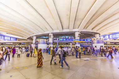 yolcular metro tren alighting