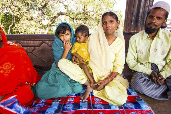 가족은 jama 성원 모스크, 올드 델리, 인도에 달려있다. — 스톡 사진