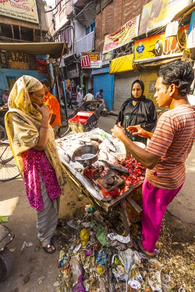 Selling fish on fish market in New Delhi — Stock Photo, Image