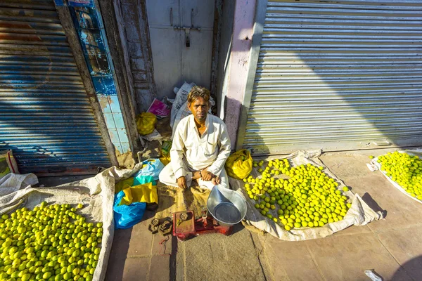 Tipico mercato delle verdure di strada a Delhi — Foto Stock