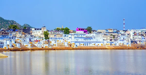 Vista lago para os ghats de Pushkar — Fotografia de Stock