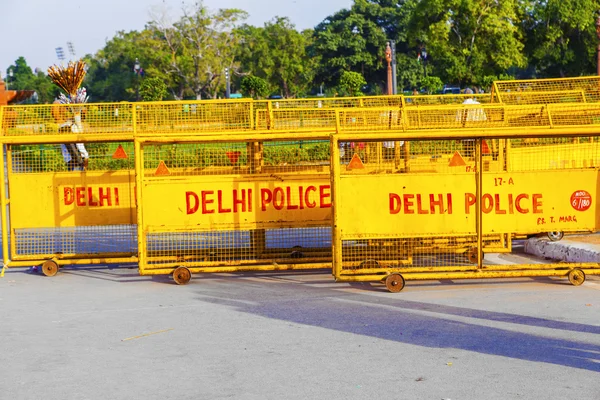 Verkeer barrieres bij de india gate snel gebruiksklaar door de d — Stockfoto