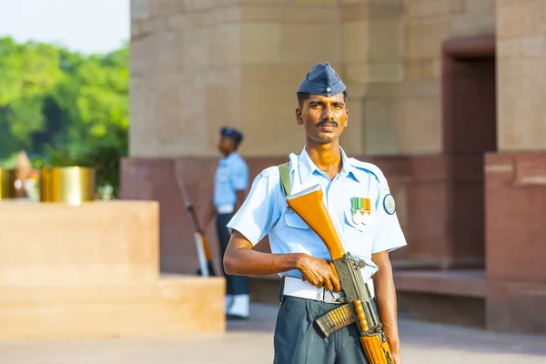 Солдат в парадной форме охраняет индийские ворота — стоковое фото