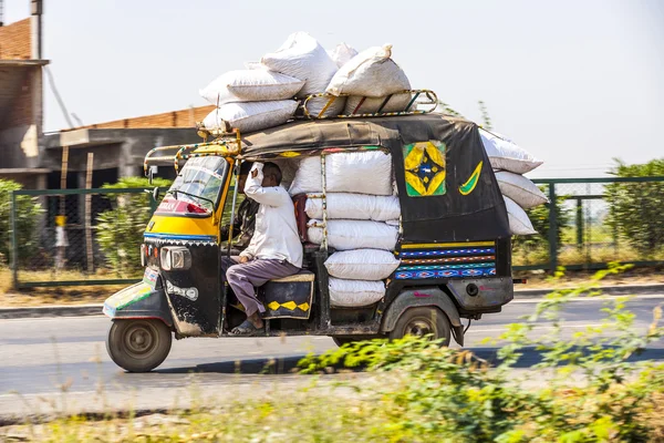 Openbaar vervoer in india .crazy weg scène-truck met overbelasting — Stockfoto