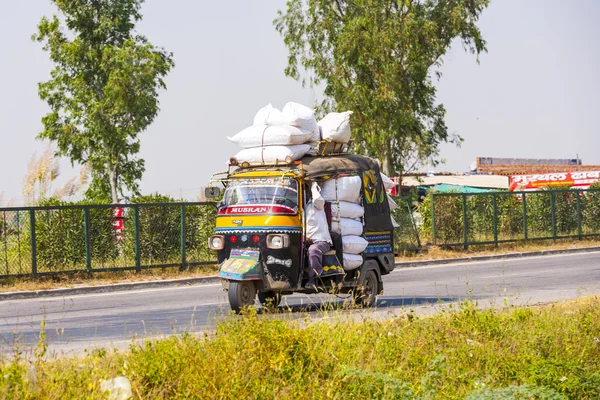 Öffentlicher verkehr in indien .crazy road scene -lastwagen mit überladung — Stockfoto