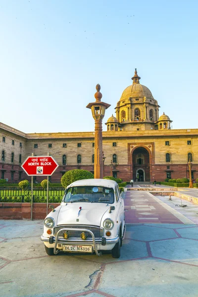 Official Hindustan Ambassador cars parked outside North Block, S — Stock Photo, Image