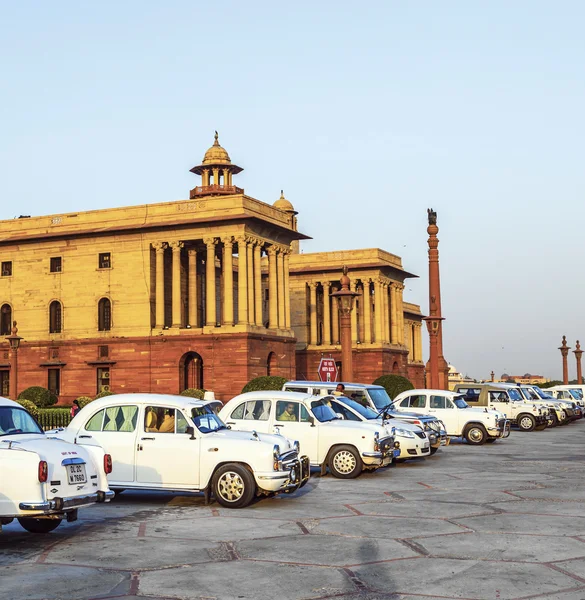 Automobili Ambasciatore Ufficiale Hindustan parcheggiate fuori North Block, S — Foto Stock
