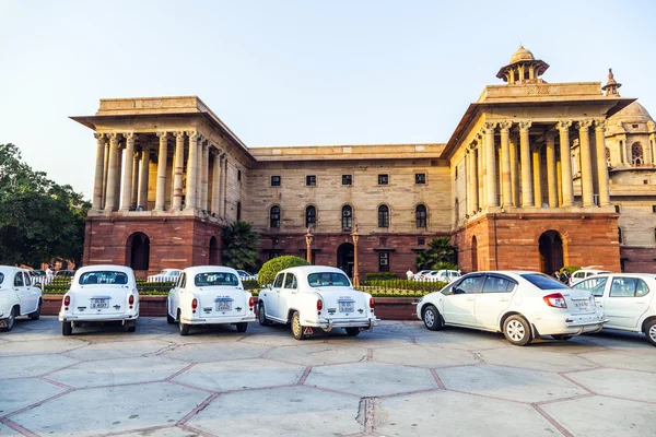 Official Hindustan Ambassador cars parked outside North Block, S — Stock Photo, Image