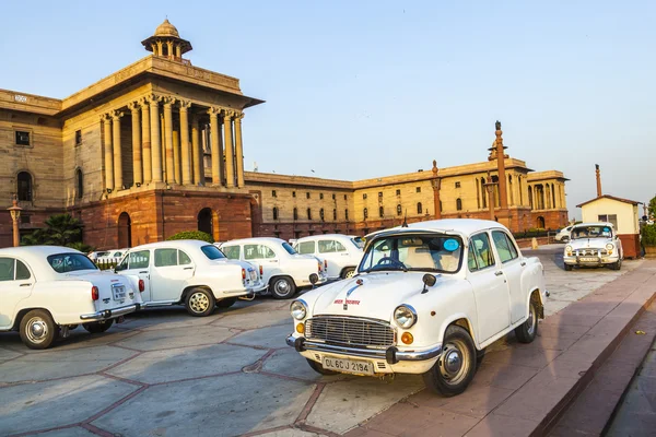 Voitures officielles Hindustan Ambassador stationnées à l'extérieur de l'édifice Nord, S — Photo