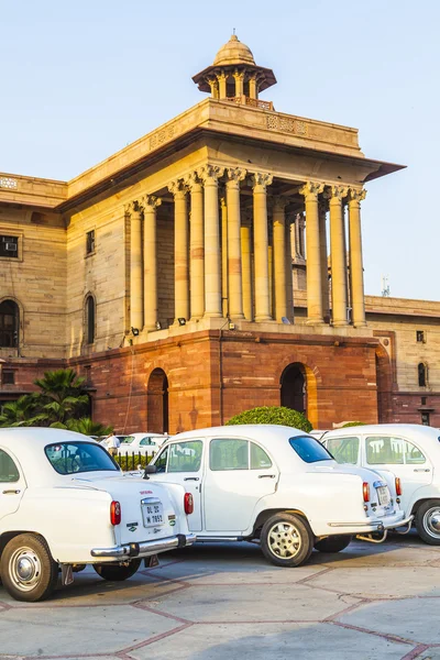 Служебные автомобили Hindustan Ambassador, припаркованные у Северного квартала, S — стоковое фото