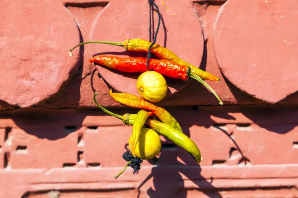 Especiarias penduradas na fachada como uma doação a piedade — Fotografia de Stock