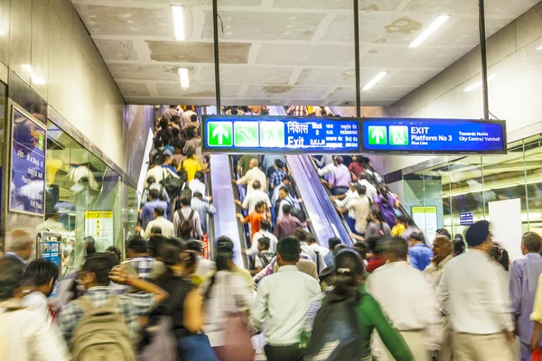 Pasajeros de metro de alumbrado — Foto de Stock