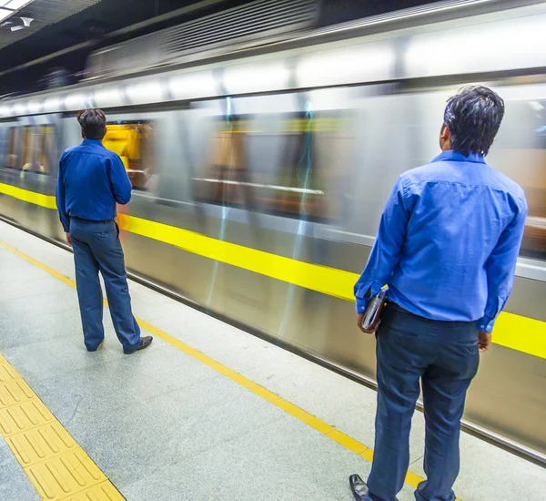 Passageiros que desembarcam comboio de metro — Fotografia de Stock