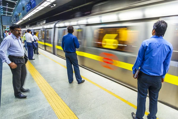 Passengers alighting metro train — Stock Photo, Image