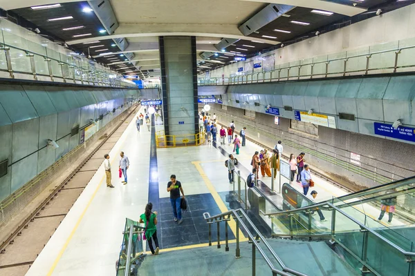 Passengers alighting the metro train — Stock Photo, Image