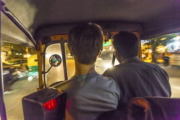 Niño conduciendo con un tuktuk por la noche en la India — Foto de Stock