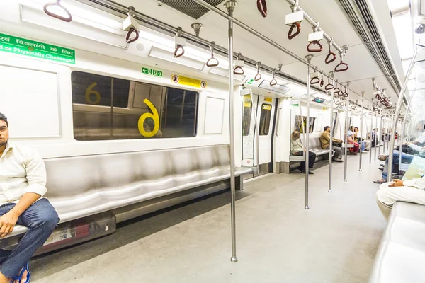 Pasajeros que iluminan el metro —  Fotos de Stock