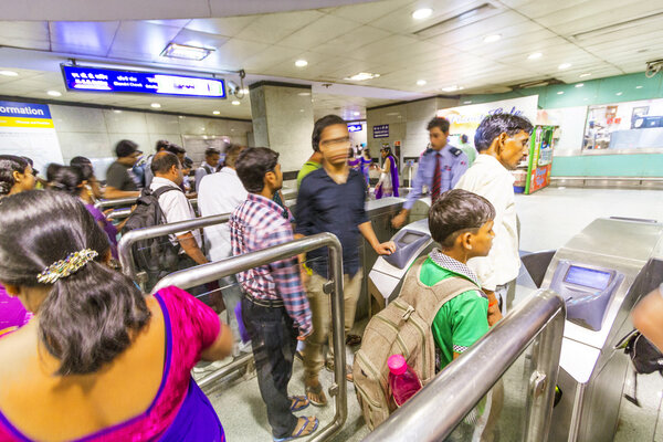 Пассажиры, отходящие от метро
