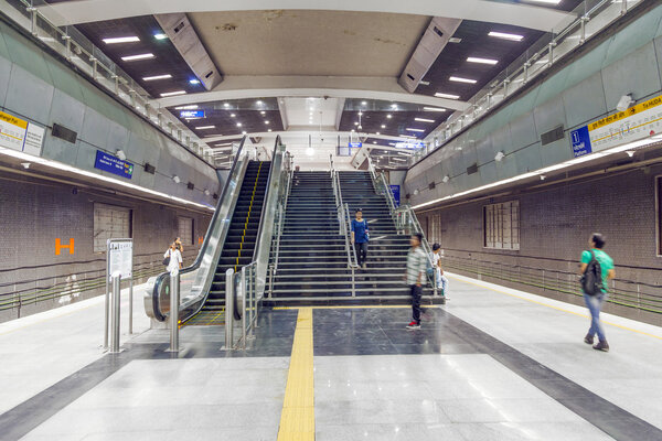 Пассажиры, отходящие от метро
