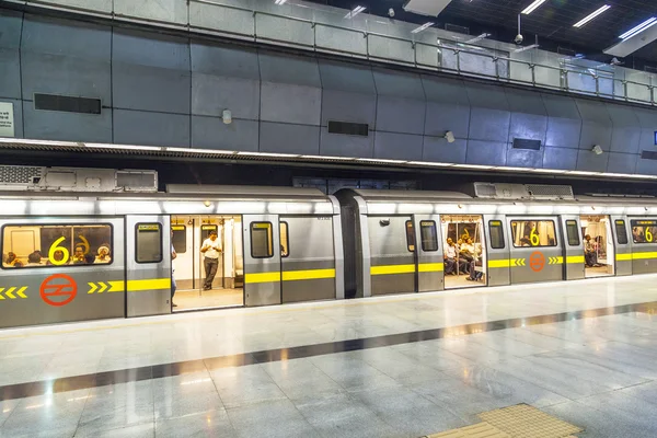 Passengers alighting the metro train — Stock Photo, Image