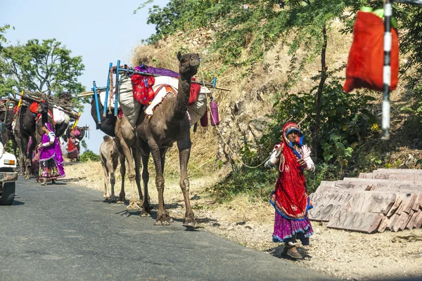 Un uomo tribale del Rajasthan che indossa il tradizionale turbante rosso colorato — Foto Stock