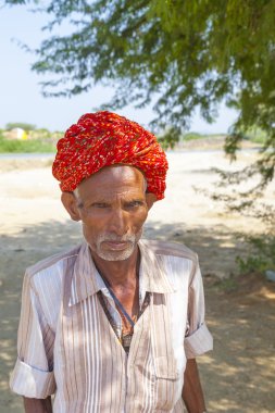 geleneksel renkli Türban takan rajasthani aşiret erkek