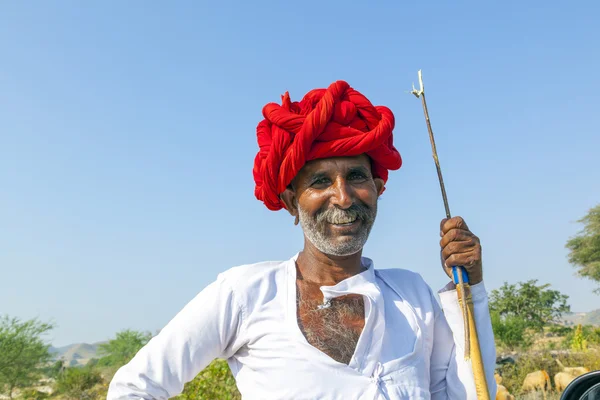 Een rajasthani tribal man dragen van traditionele kleurrijke tulband en — Stockfoto