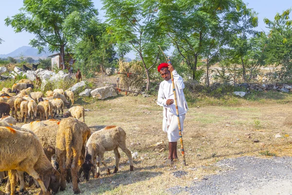 Un bărbat tribal Rajasthani purtând turban roșu tradițional colorat — Fotografie, imagine de stoc