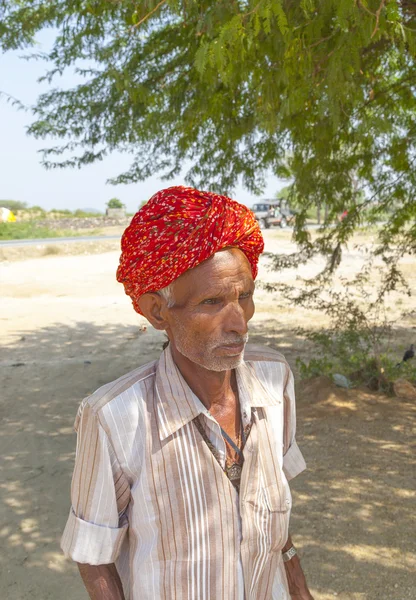 Rajasthani domorodá muž nosí tradiční barevné turban — Stock fotografie