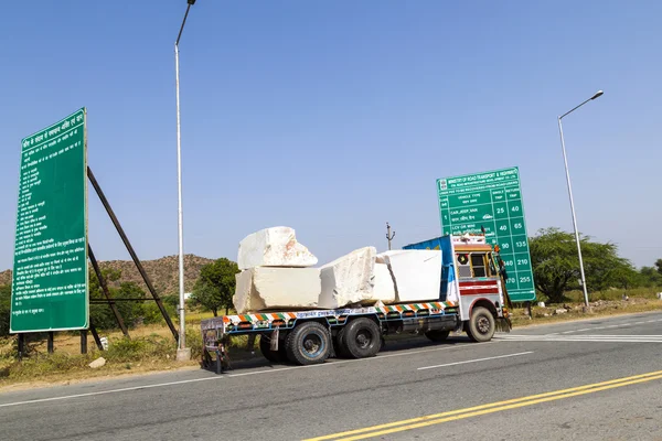 Vrachtwagen vervoert enorme marmeren stenen — Stockfoto