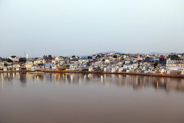Pushkar içinde Ghats erken sabah Göl Manzaralı — Stok fotoğraf