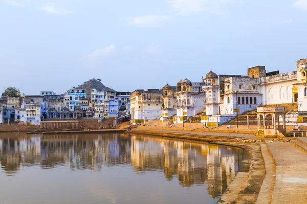 Vue sur le lac aux ghats de Pushkar — Photo