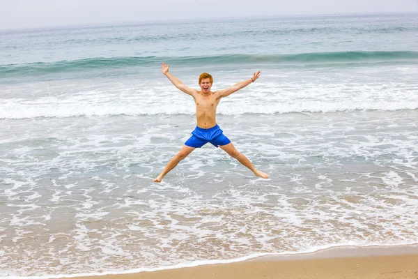 Schattige jonge tiener heeft plezier op het strand — Stockfoto
