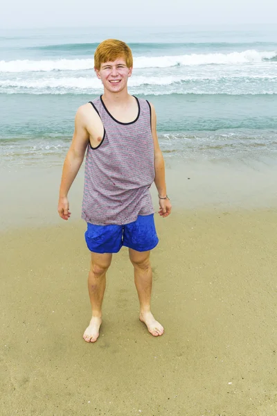 Bonito jovem adolescente menino tem diversão no o praia — Fotografia de Stock