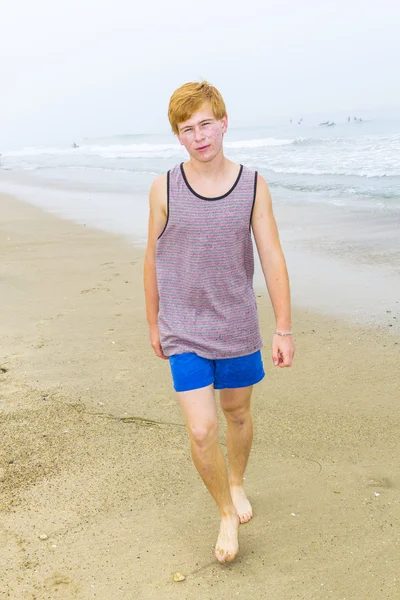 かわいい若い 10 代の少年はビーチでの楽しみをしています — ストック写真