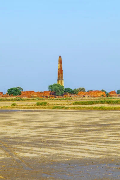 Fabrik mit Schornstein und Ofen zum Verbrennen von Ziegeln — Stockfoto