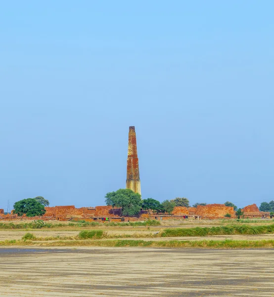 Factory with chimney and oven to burn bricks — Stock Photo, Image