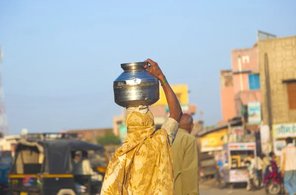 Vrouw met water op haar hoofd zetten — Stockfoto