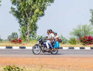 Anne, baba ve küçük çocuk scooter ile meşgul Merhaba sürme