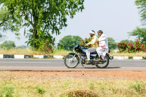Moeder, vader en klein kind rijden op via drukke scooter hi — Stockfoto