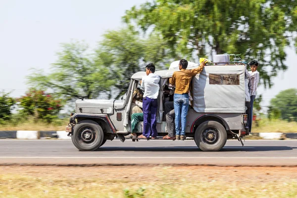 O karayolu üzerinde eski bir Hint araba — Stok fotoğraf