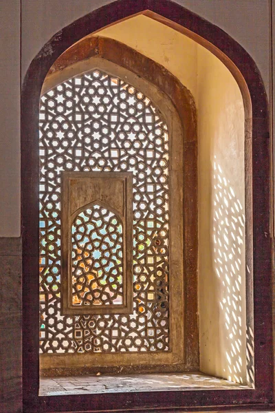 Schöne Fenster mit Ornamenten im islamischen Stil im Inneren von Humayun — Stockfoto