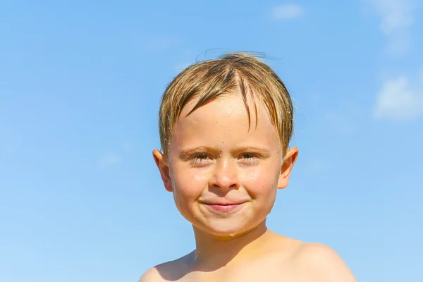 Portret ładny chłopak na plaży — Zdjęcie stockowe