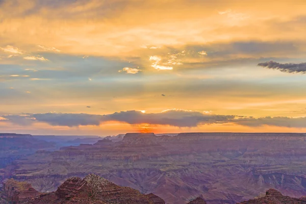 Pôr do sol no Grand Canyon visto do ponto de vista do deserto, borda sul — Fotografia de Stock